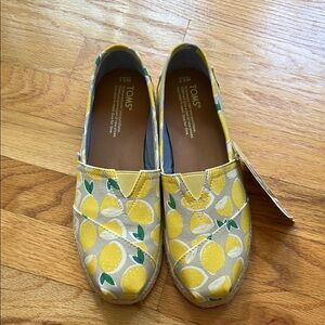 TOMS Women's Classic Yellow Lemons, Rope Sole🍋